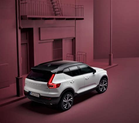 ボルボ xc40 サイズ：都市の狭い路地でも自在に舞う北欧の美学